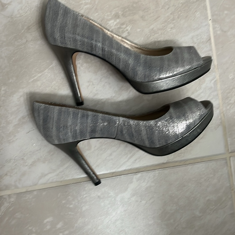 Antonio Melani size 8 silver dress shoes heals